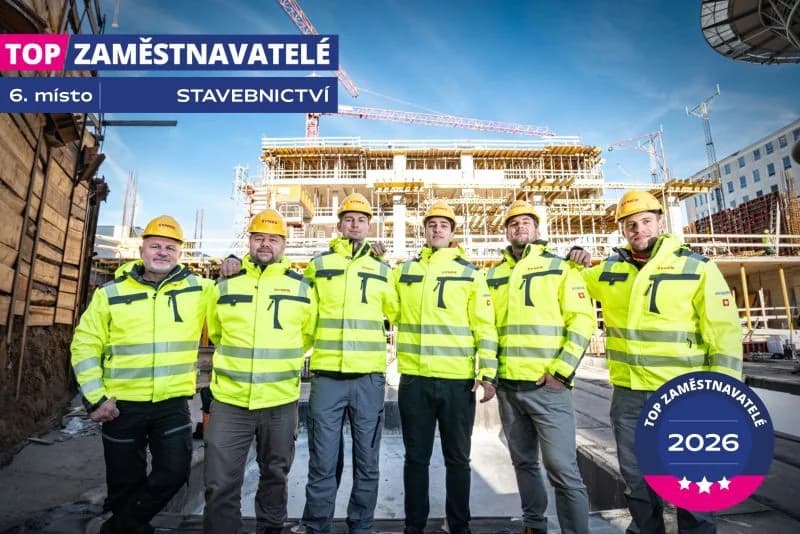 Kolegové ze SYNERu na stavbě s oceněním TOP ZAMĚSTNAVATELÉ 2026 — 6. místo ve stavebnictví